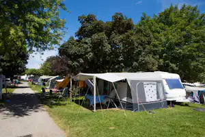 Camping Idéal - Stellplatz vom Campingplatz auf grüner Wiese