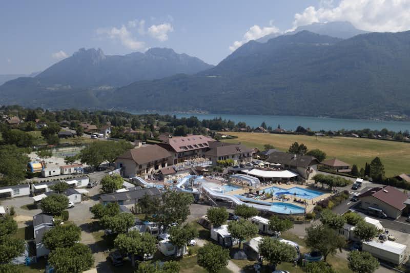 Camping Idéal  - Blick auf den Campingplatz am Lac d'Annecy in den Alpen