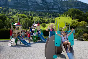 Camping Idéal - Kinder auf dem Spielplatz vom Campingplatz