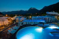 Camping Idéal  - Restaurant und Pool vom Campingplatz am Abend mit Blick auf die Alpen