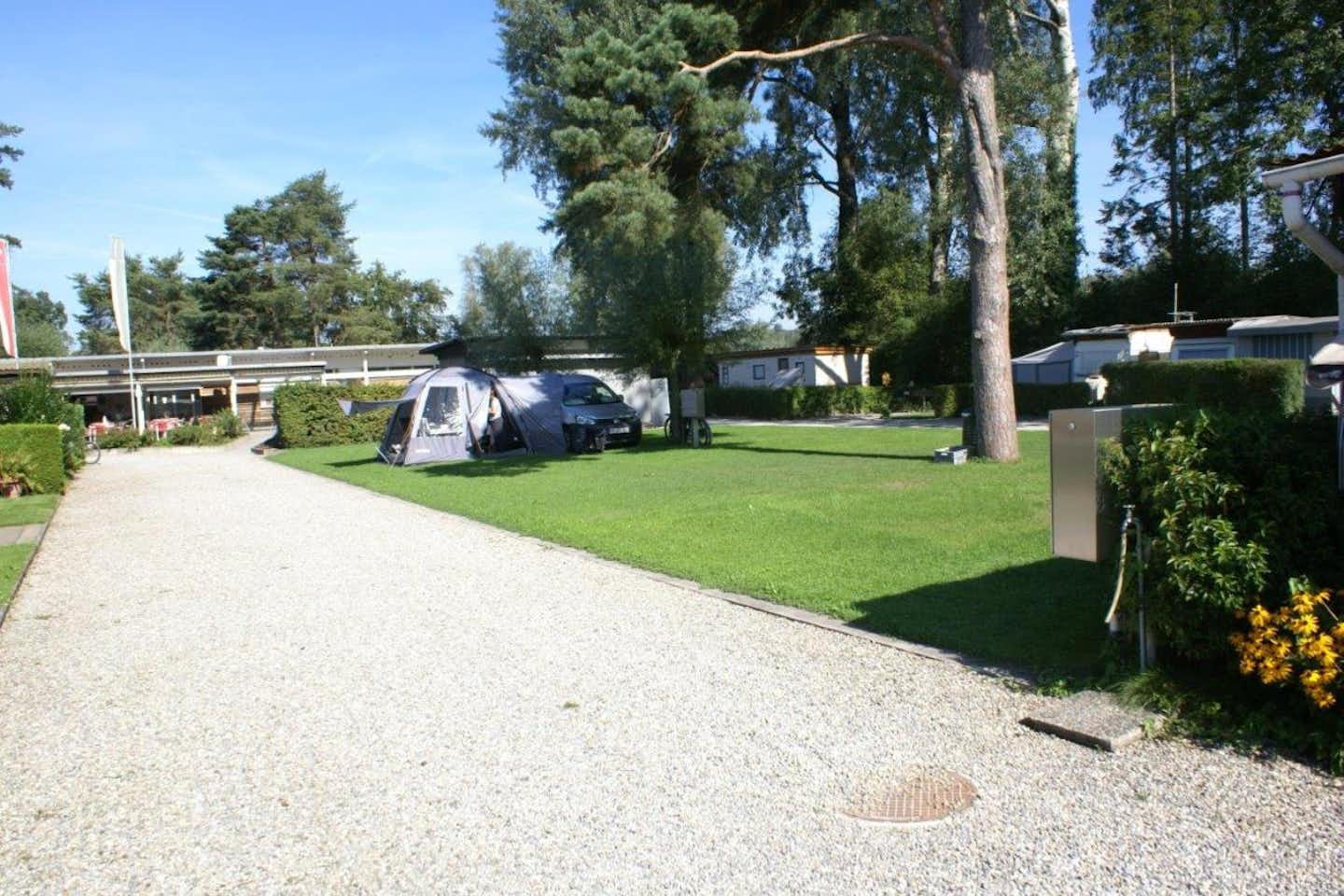 Camping Idyll  -  Wohnwagen- und Zeltstellplatz unter Bäumen auf dem Campingplatz