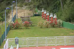 Camping Igara de San Sebastián - Grillstelle mit Picknicktischen auf dem Campingplatz