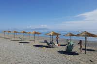 Camping II Cicero  -  Campingplatz mit direktem Zugang zum Strand am Mittelmeer mit Sonnenschirmen