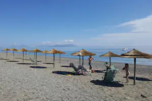 Camping II Cicero - Campingplatz mit direktem Zugang zum Strand am Mittelmeer mit Sonnenschirmen