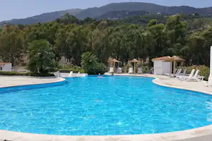 Camping II Cicero - Pool vom Campingplatz mit Sonnenschirmen und Liegestühlen