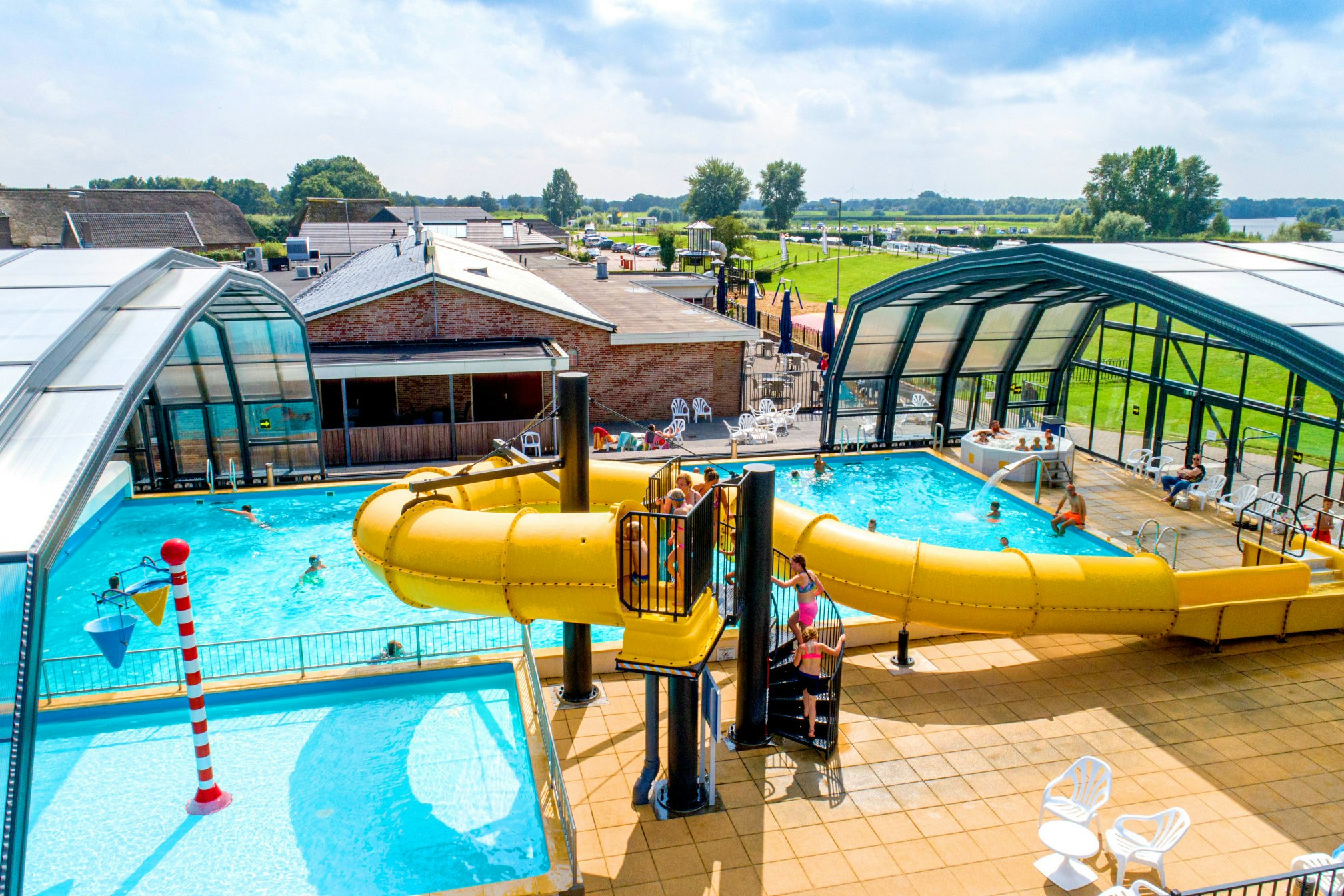 Camping IJsselstrand - Blick auf den teilüberdachten Pool mit Wasserrutsche