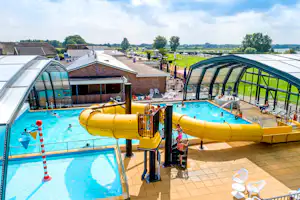 Camping IJsselstrand - Blick auf den teilüberdachten Pool mit Wasserrutsche