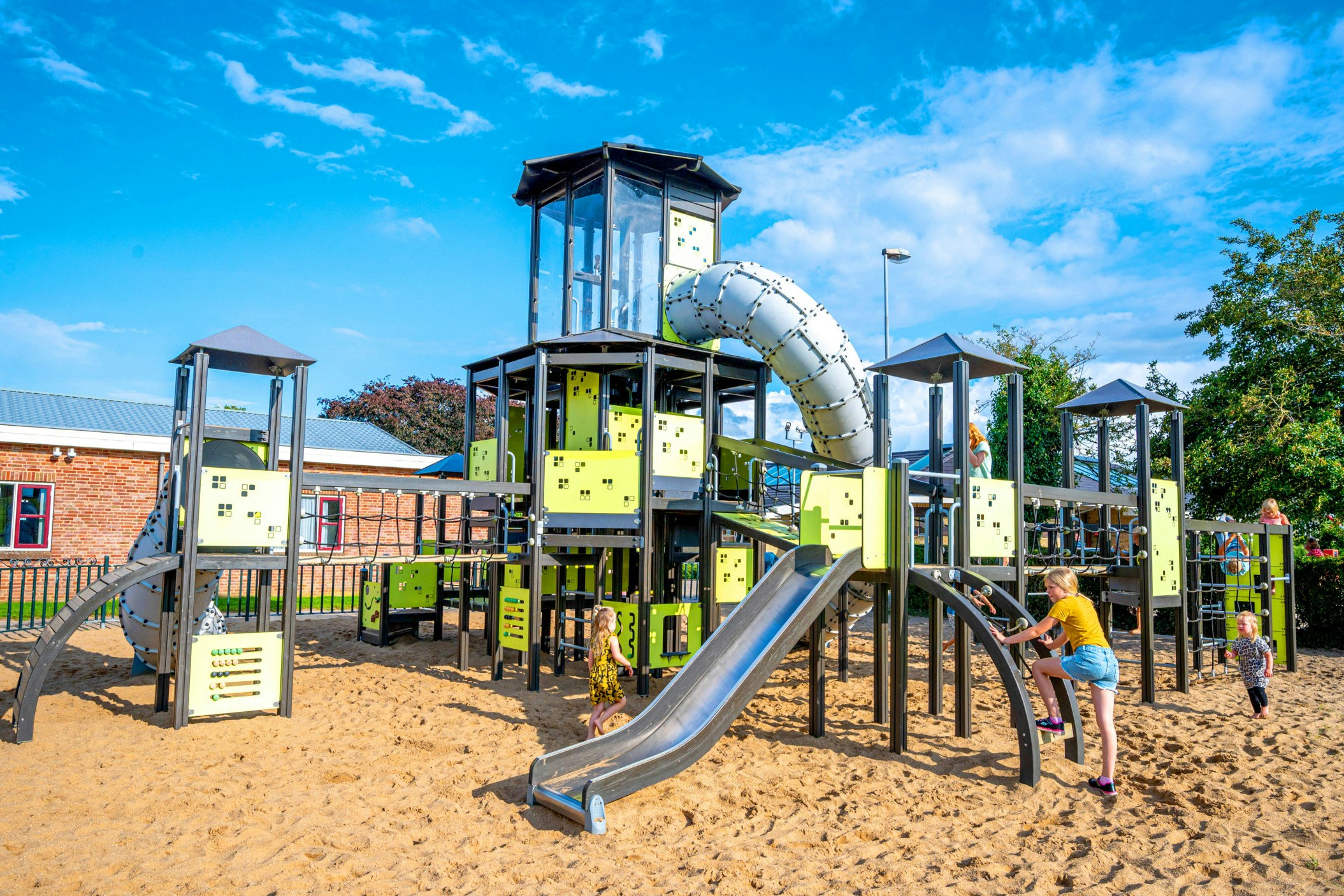 Camping IJsselstrand - Kinderspielplatz mit großem Klettergerüst auf dem Campingplatz
