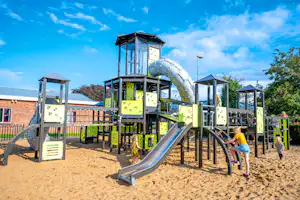 Camping IJsselstrand - Kinderspielplatz mit großem Klettergerüst auf dem Campingplatz