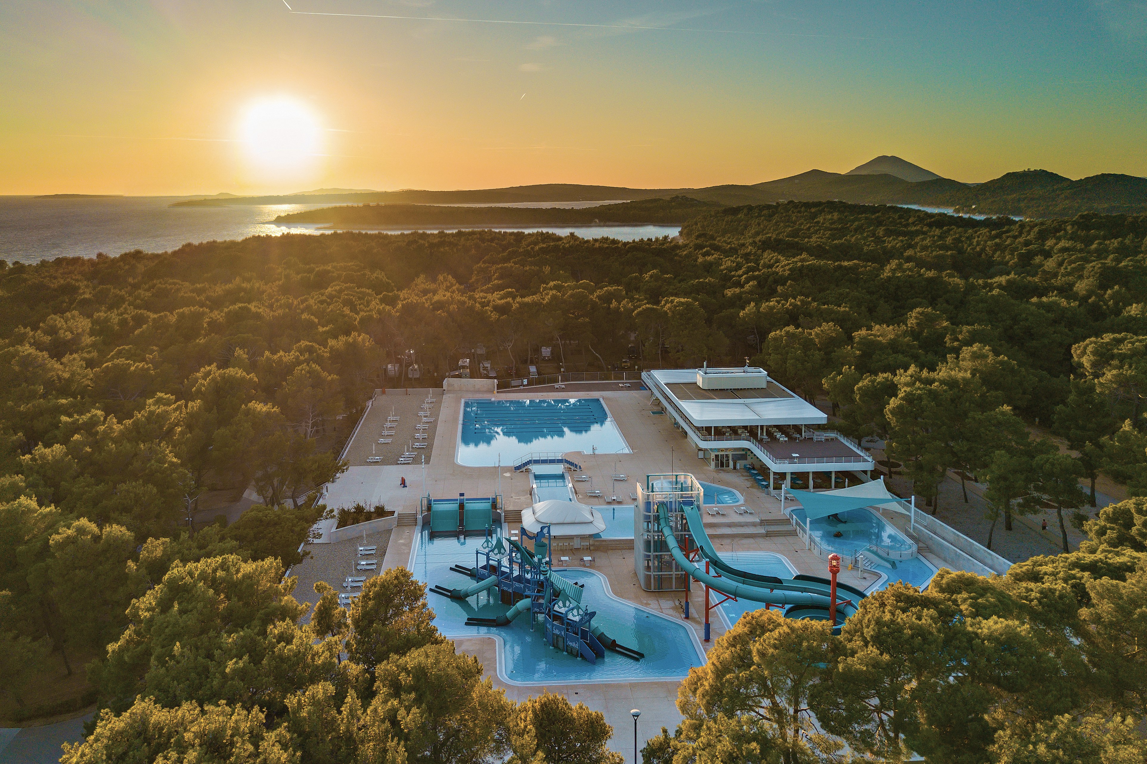 Camping Čikat  - Campingplatz aus der Vogelperspektive bei Sonnenuntergang