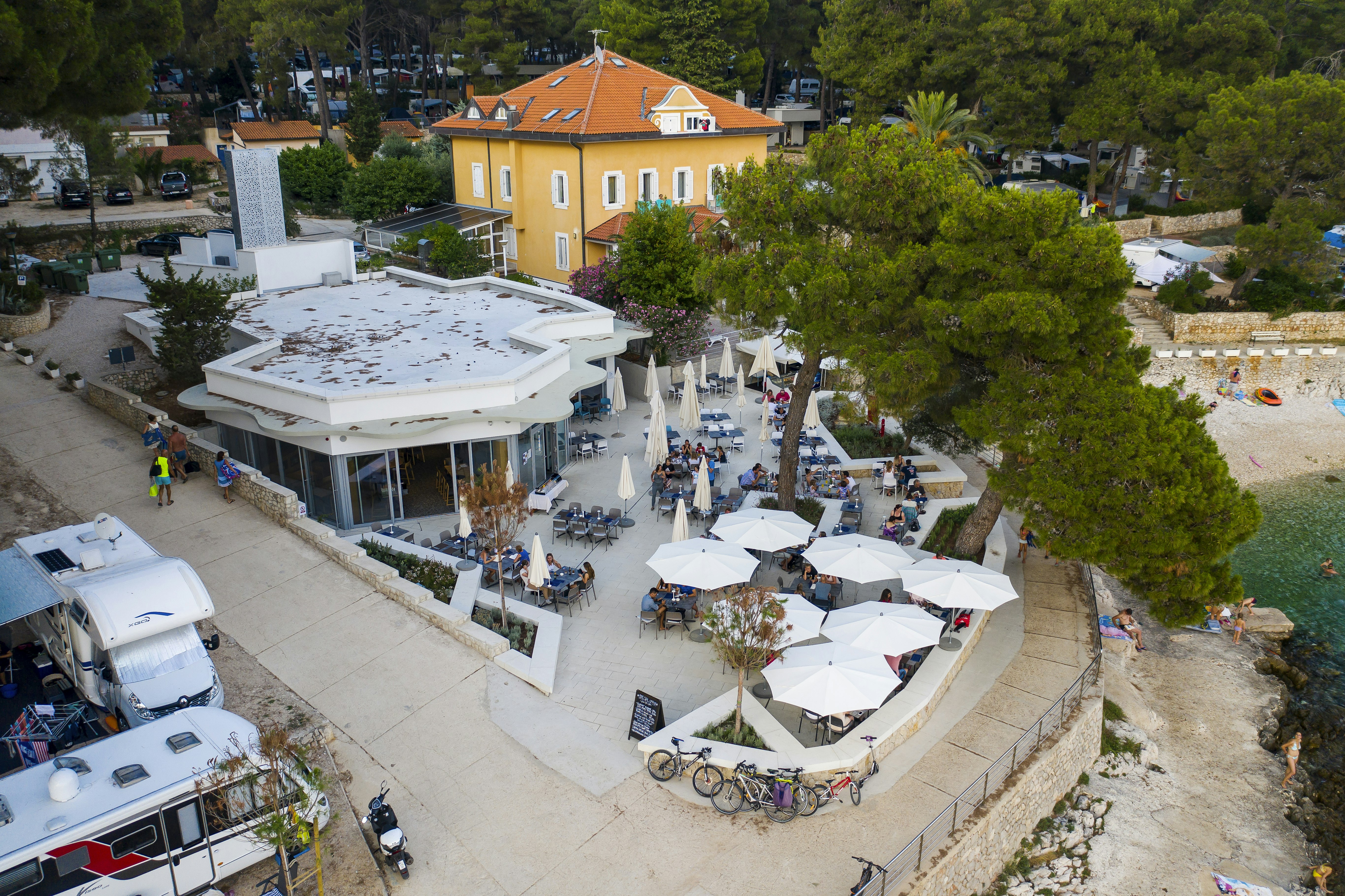 Camping Čikat - Restaurant mit Terrasse auf dem Campingplatz