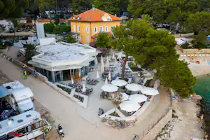 Camping Čikat - Restaurant mit Terrasse auf dem Campingplatz