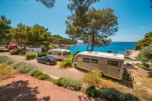 Camping Čikat - Standplätze auf dem Campingplatz mit Meerblick