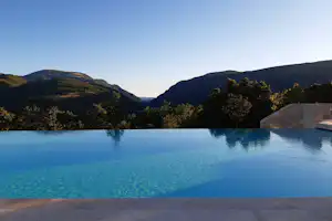 Camping Il Collaccio - Pool mit Blick auf die Berge