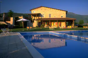 Camping Il Collaccio - Poolbereich des Campingplatzes mit Gebäude des Campingplatzes im Hintergrund