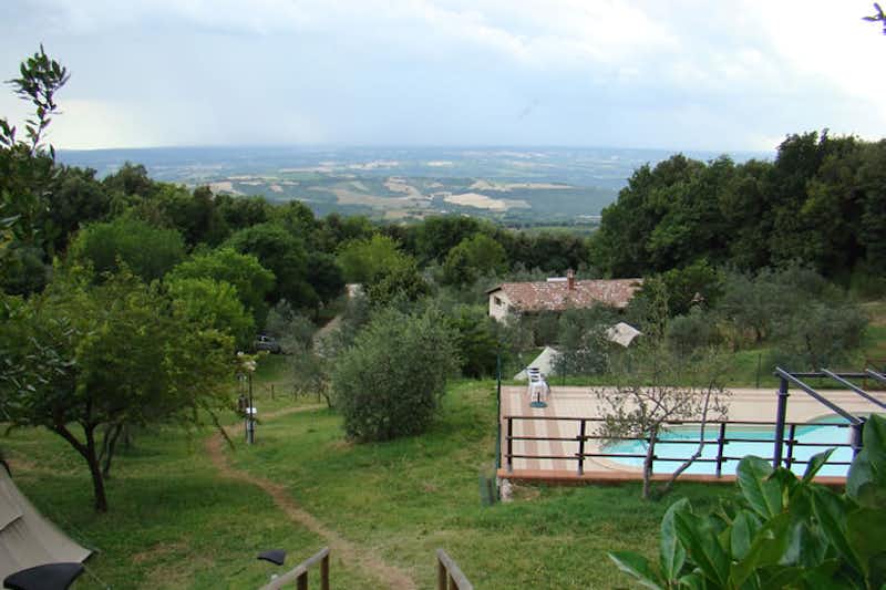 Camping Il Falcone  - Blick vom Campingplatz mit Pool auf die grünen Berge