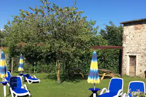 Camping Il Faro - Liegewiese und Picknickbereich auf dem Campingplatz