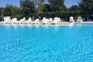 Camping Il Faro - Poolanlage mit Liegestühlen auf dem Campingplatz