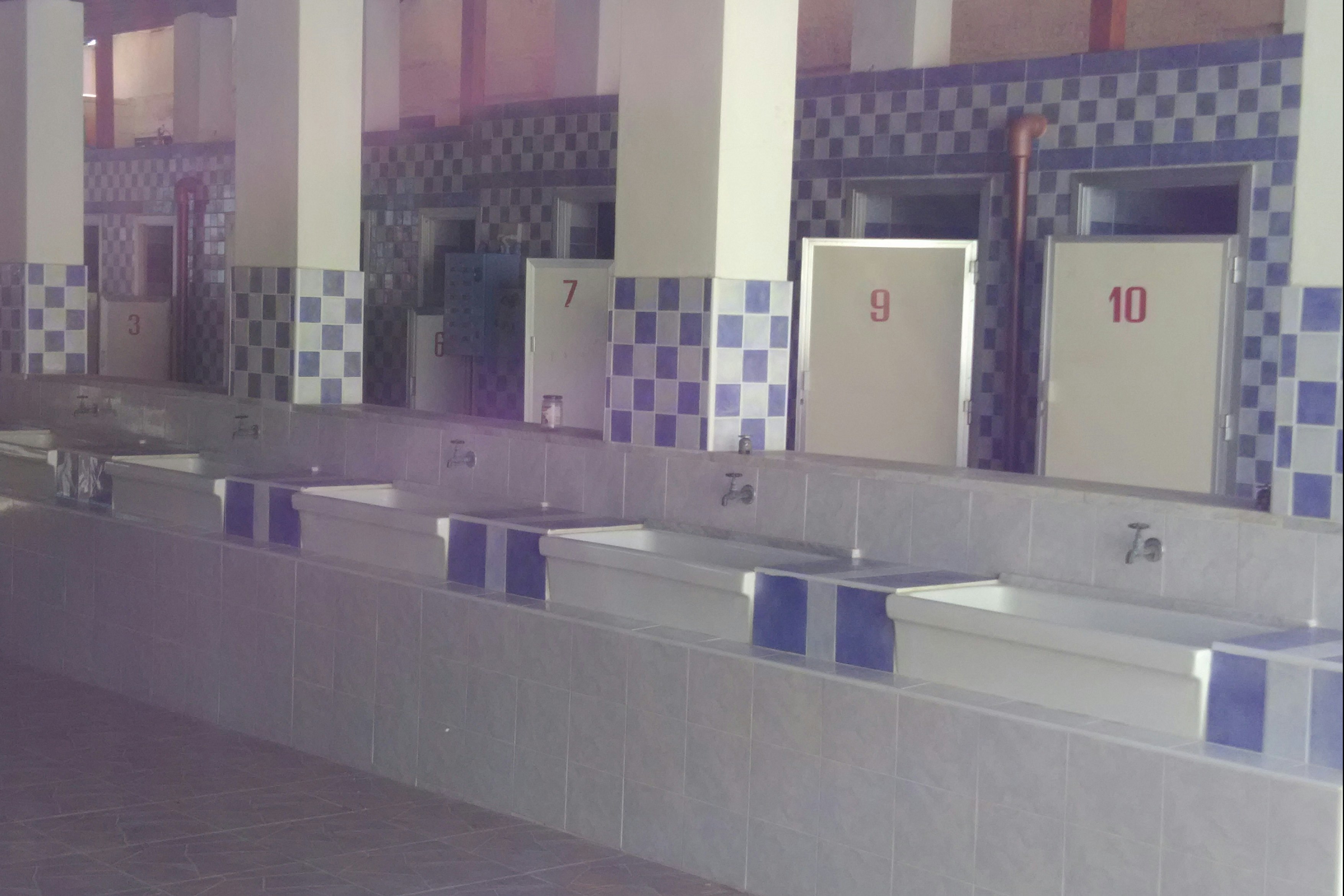 Camping Il Forte - - Sanitärgebäude mit Waschbecken, Spiegel, Toiletten und Duschen