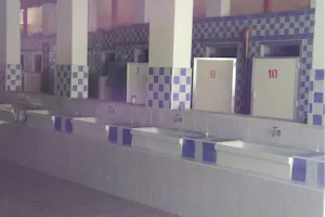 Camping Il Forte - - Sanitärgebäude mit Waschbecken, Spiegel, Toiletten und Duschen