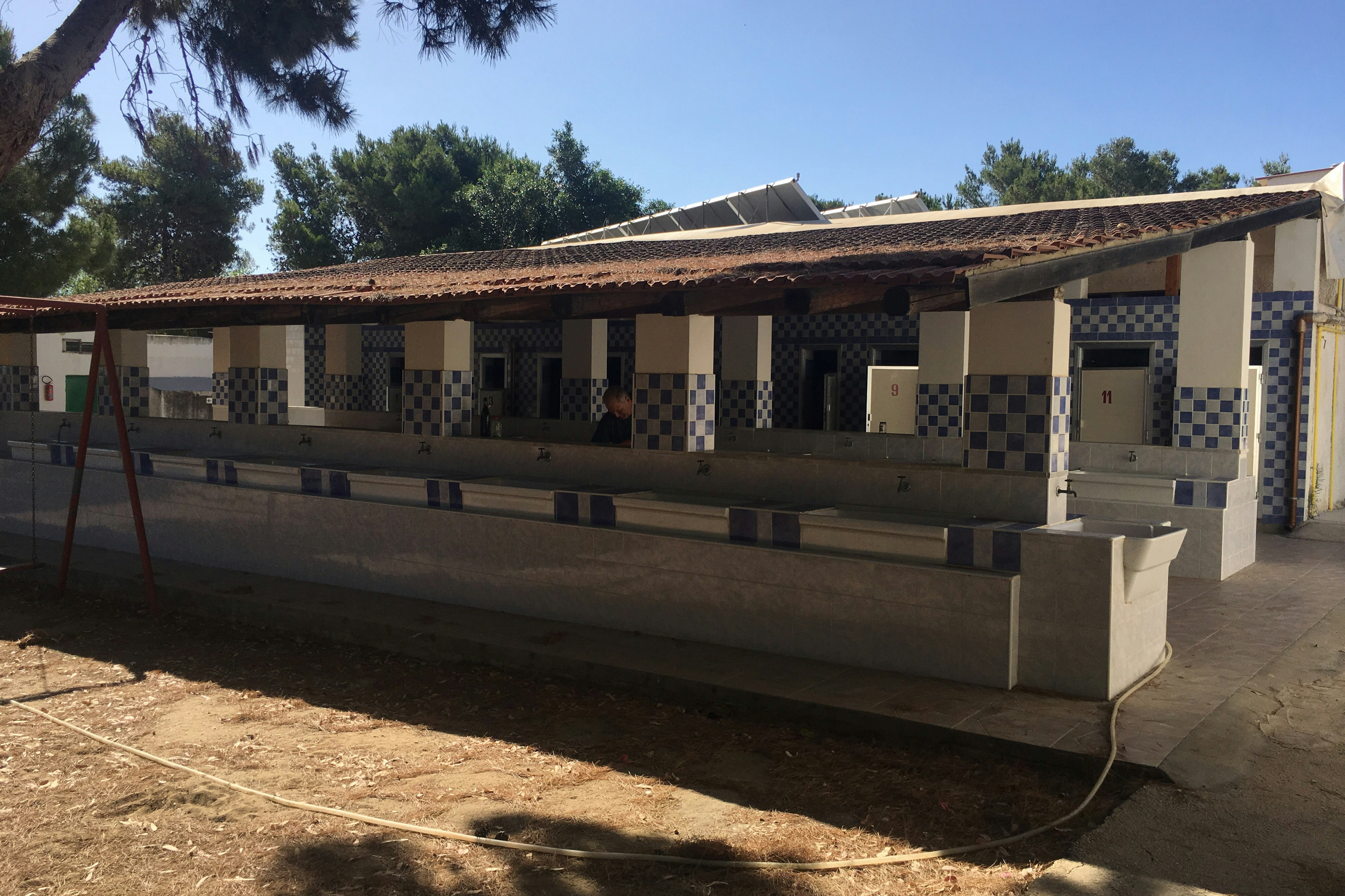 Camping Il Forte - Sanitärgebäude vom Campingplatz mit Waschbecken, Spiegeln und Toiletten