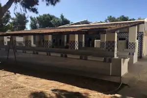 Camping Il Forte - Sanitärgebäude vom Campingplatz mit Waschbecken, Spiegeln und Toiletten