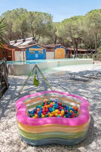 Camping Il Gabbiano Village - Campingplatzgelände  im Grünen mit Kinderbecken auf dem Campingplatz