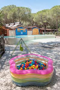 Camping Il Gabbiano Village - Campingplatzgelände  im Grünen mit Kinderbecken auf dem Campingplatz