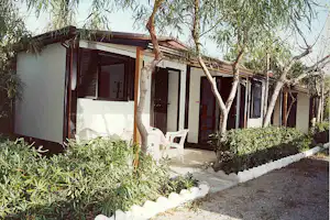 Camping il Gabbiano - Mobilheime zwischen Bäumen auf dem Campingplatz
