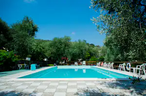 Camping Il Persiano - Campingplatzanlage mit Pool und Liegestühlen in der Sonne