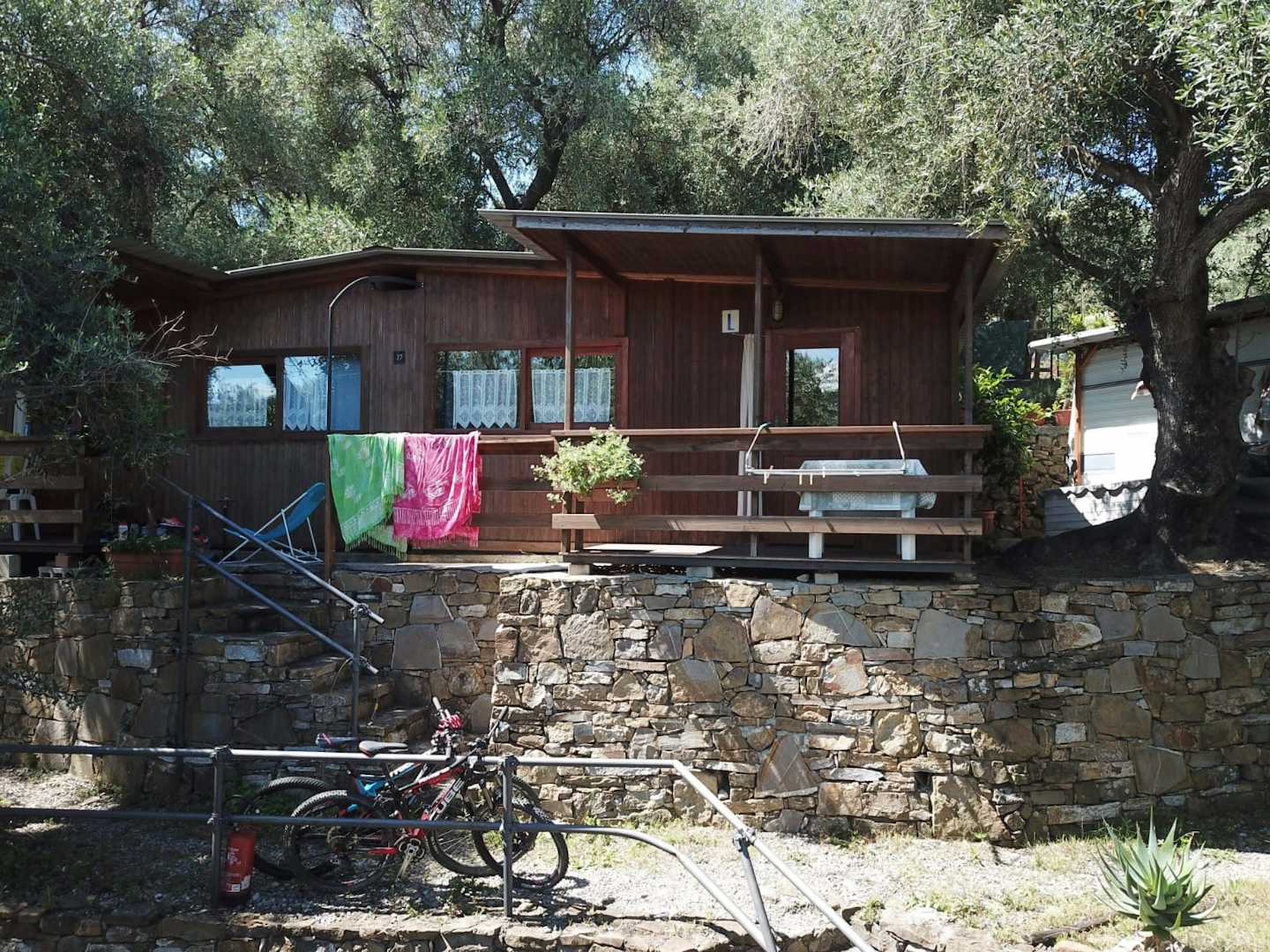 Camping Il Persiano - Mobilheim mit Terrasse im Grünen auf dem Campinglatz 