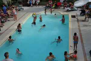 Camping Il Sergente - Pool vom Campingplatz mit Liegestühlen