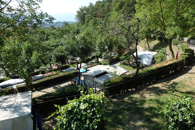 Camping Il Sergente - Wohnwagen- und Zeltstellplatz vom Campingplatz mit Blick auf Berge in der Toskana