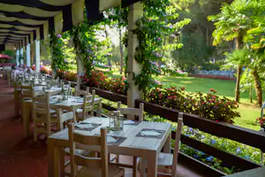 Camping Il Tridente - Restaurant mit Terrasse auf dem Campingplatz