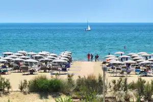 Il Tridente Camping Village Camping Il Tridente - Blick auf die Liegestühle und Sonnenschirme am Badestrand