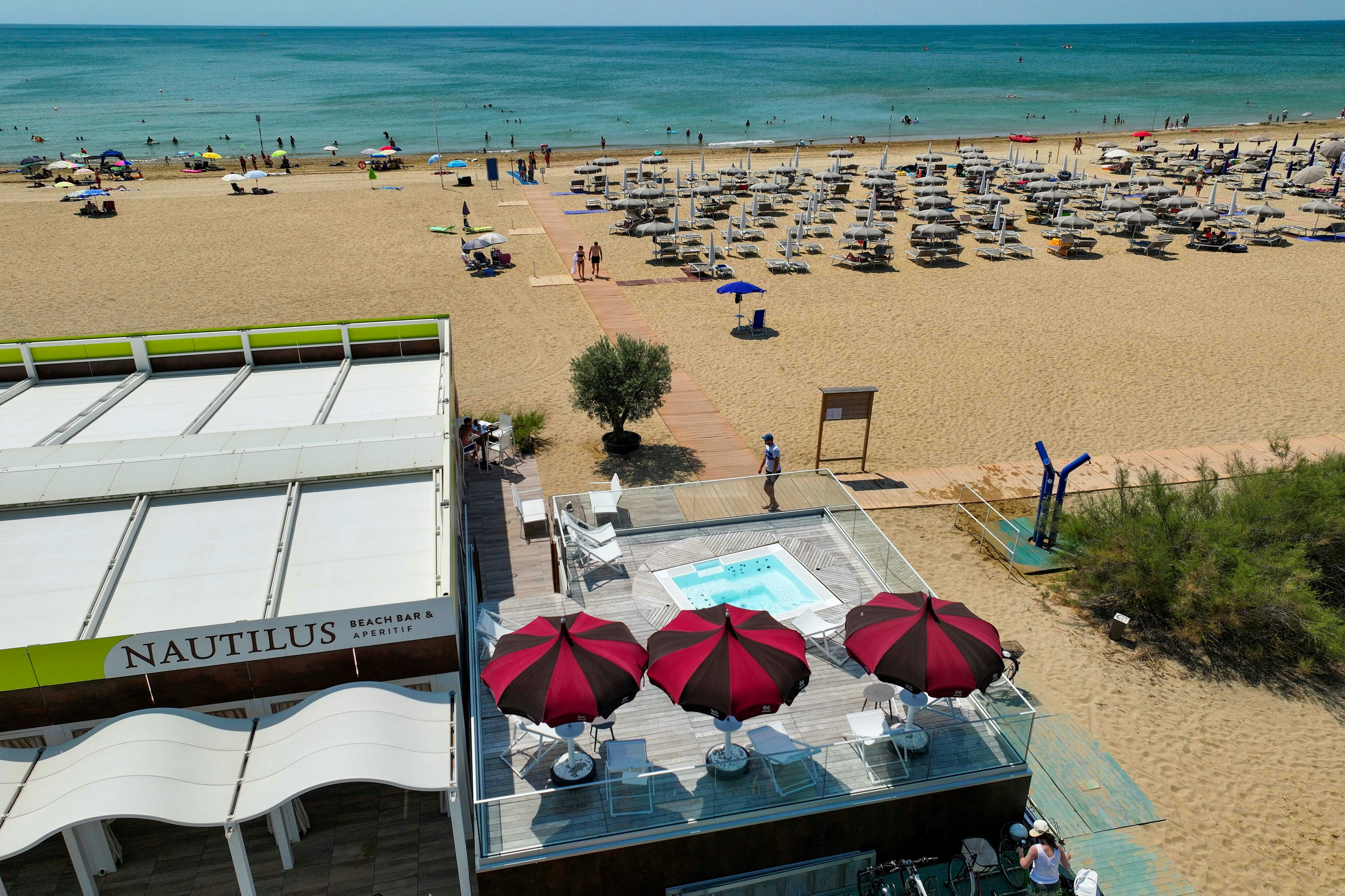 Il Tridente Camping Village  Camping Il Tridente - Luftaufnahme des Badestrandes mit Beach Bar