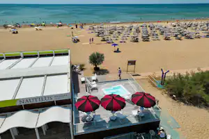 Il Tridente Camping Village Camping Il Tridente - Luftaufnahme des Badestrandes mit Beach Bar