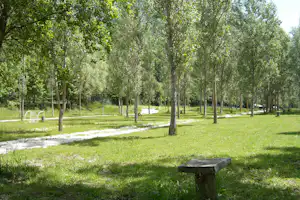 Camping Il Vecchio Mulino - Fußball und Volleyball auf grüner Wiese vom Campingplatz