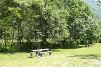 Camping Il Vecchio Mulino  - Picknicktische auf dem Stellplatz vom Campingplatz im Nationalpark Abruzzen