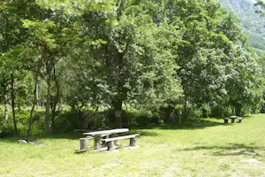 Camping Il Vecchio Mulino - Picknicktische auf dem Stellplatz vom Campingplatz im Nationalpark Abruzzen