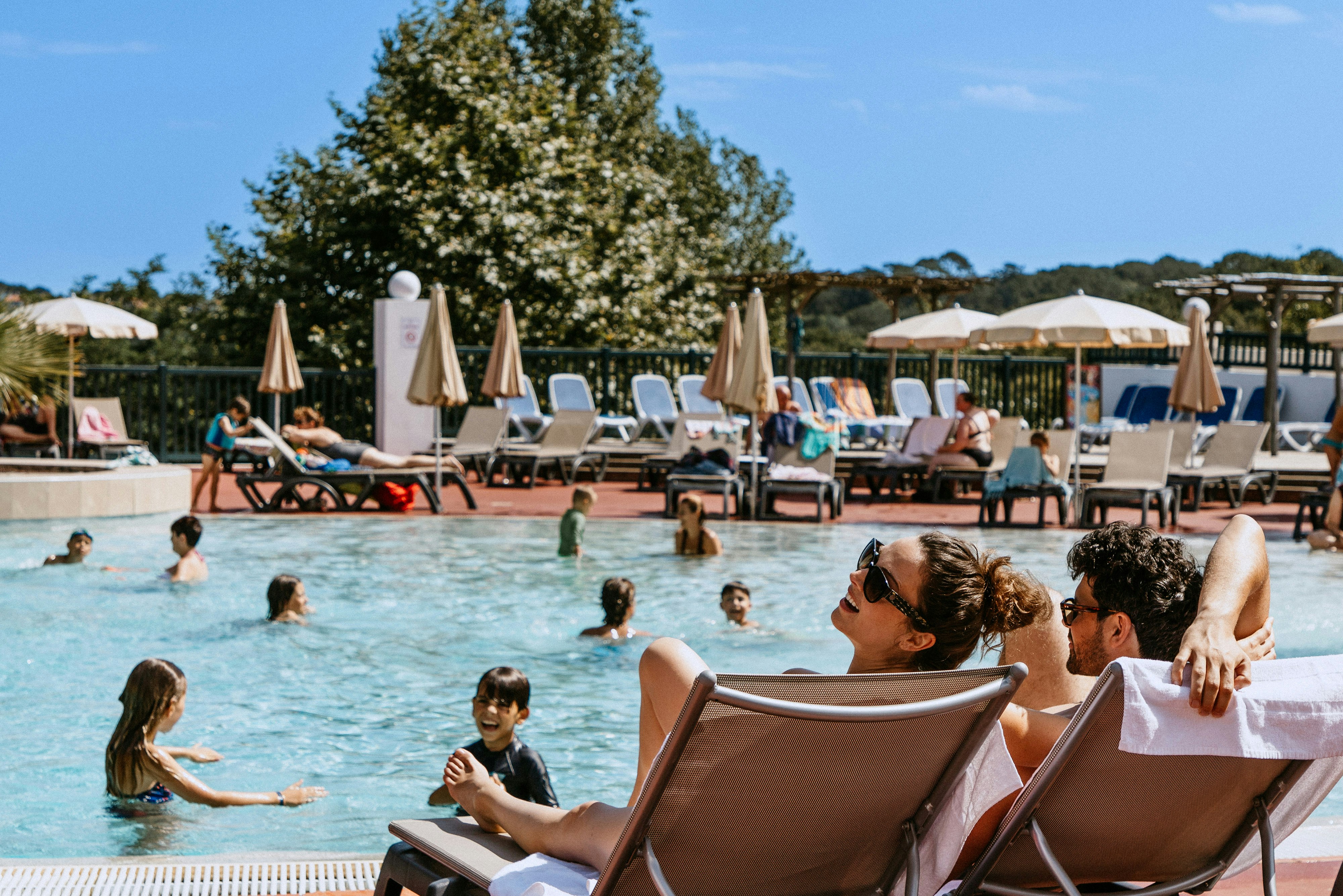 Yelloh! Village Ilbarritz  - Pool im Freien mit Liegestühlen und Sonnenschirmen