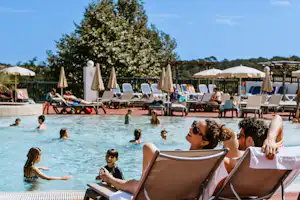 Yelloh! Village Ilbarritz - Pool im Freien mit Liegestühlen und Sonnenschirmen