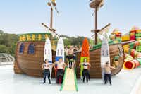 Yelloh! Village Ilbarritz - Kinderbecken mit Abenteuer-Piratenschiff auf dem Campingplatz