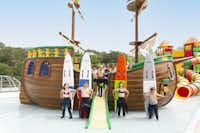 Yelloh! Village Ilbarritz - Kinderbecken mit Abenteuer-Piratenschiff auf dem Campingplatz