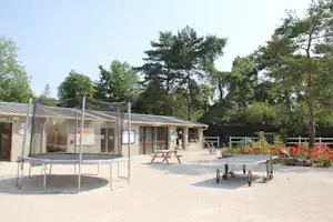 Camping Ile de Boulancourt - Trampolin und Tischtennis vor dem Hauptgebäude vom Campingplatz