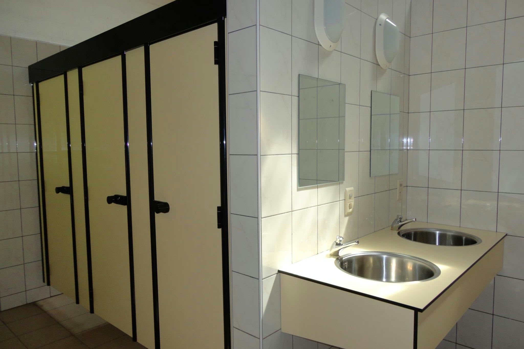 Camping Ile de Faigneul  -  Sanitärbereich vom Campingplatz mit Spiegeln, Waschbecken und Toiletten