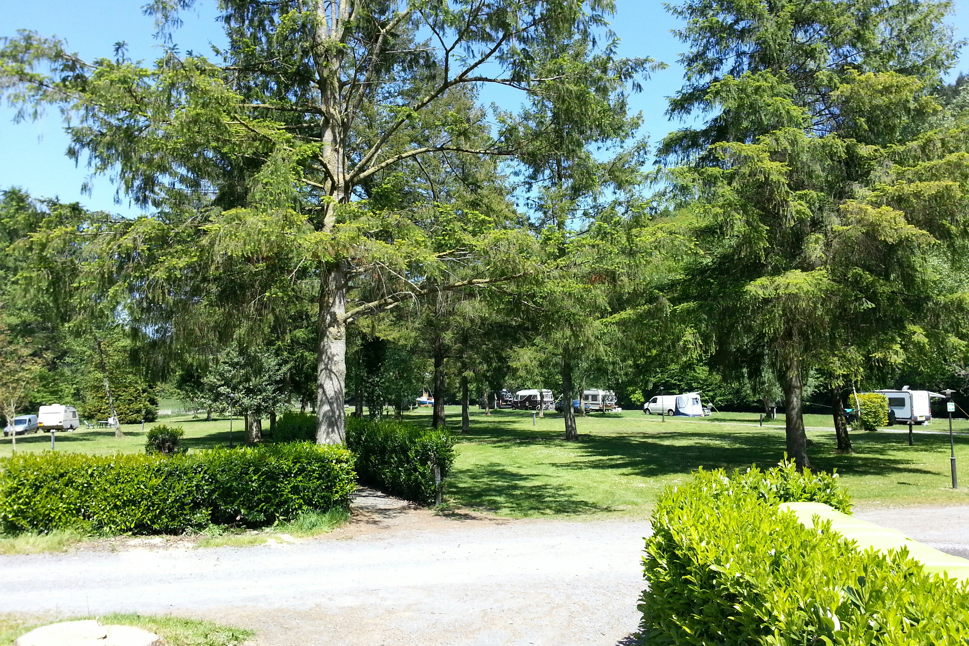 Camping Ile de Faigneul  -  Wohnwagen- und Zeltstellplatz vom Campingplatz auf grüner Wiese
