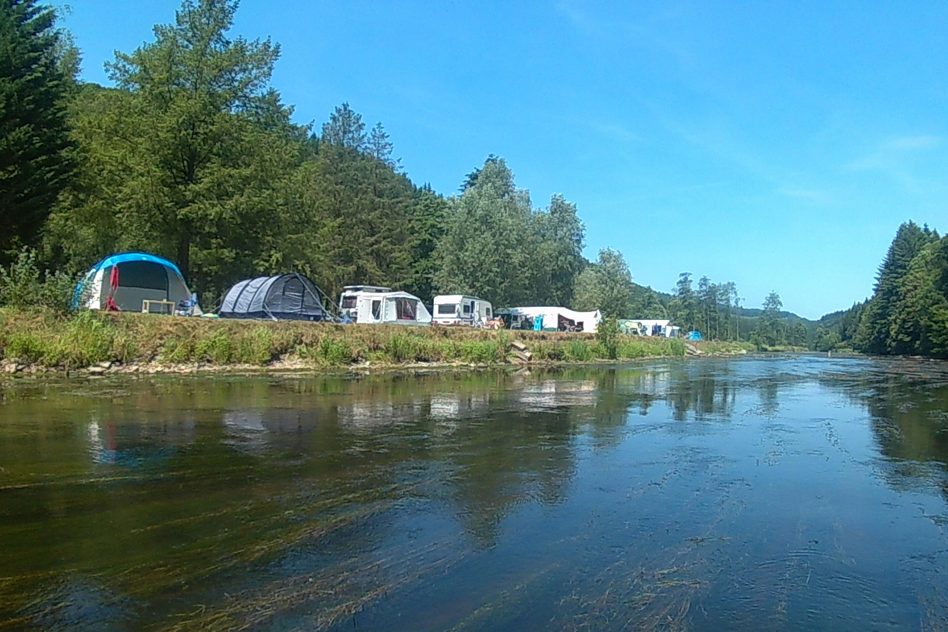 Camping Ile de Faigneul - Stellplatz vom Campingplatz am Ufer vom Fluss