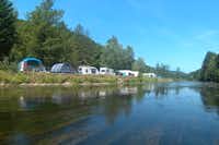 Camping Ile de Faigneul - Stellplatz vom Campingplatz am Ufer vom Fluss