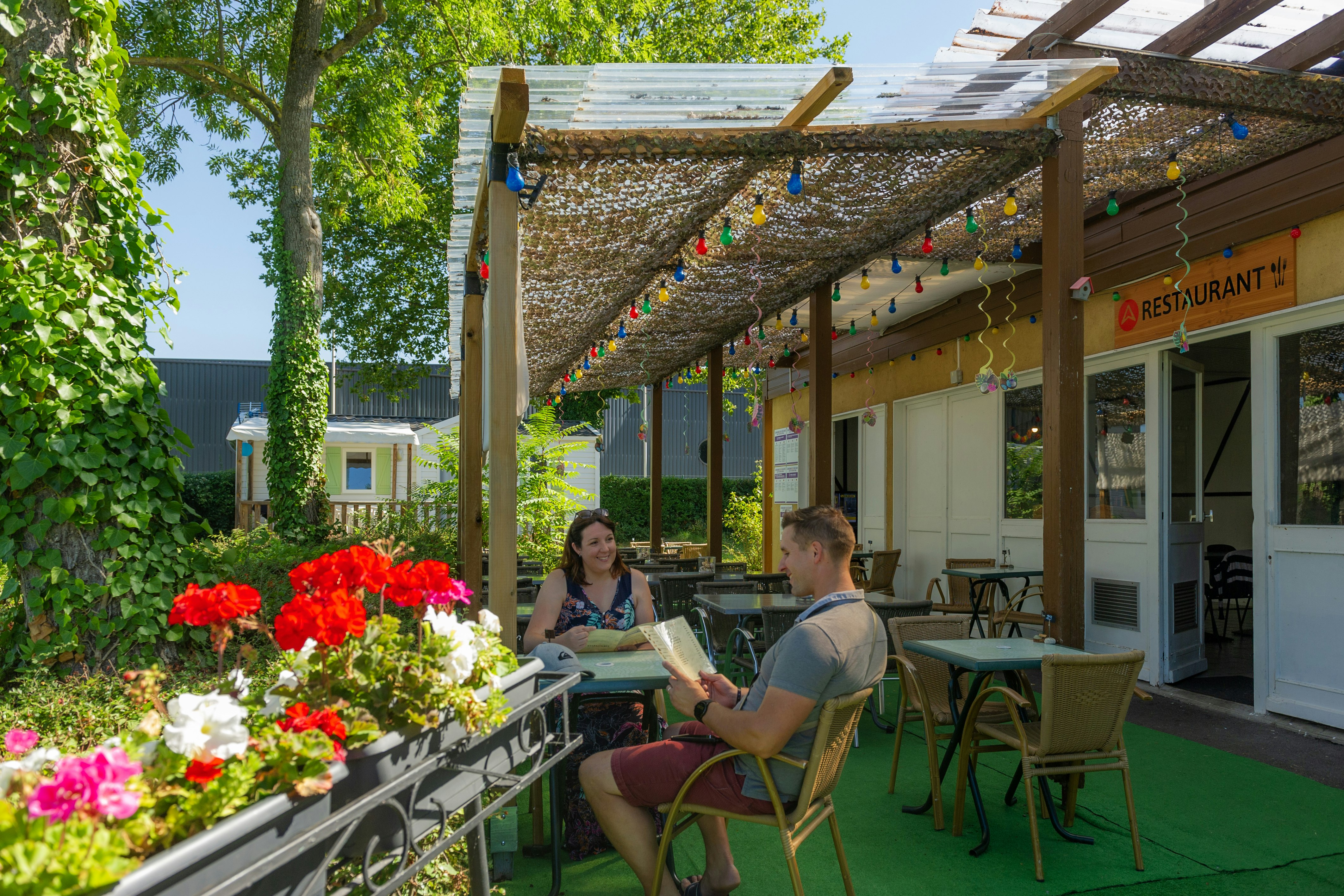 Camping Tohapi L´Île du Rhin  Camping Ile du Rhin - Außenansicht Restaurant  auf dem Campingplatz